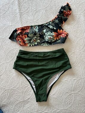 Cupshe High-Waist Green Bikini Bottoms with Floral One-Shoulder Top